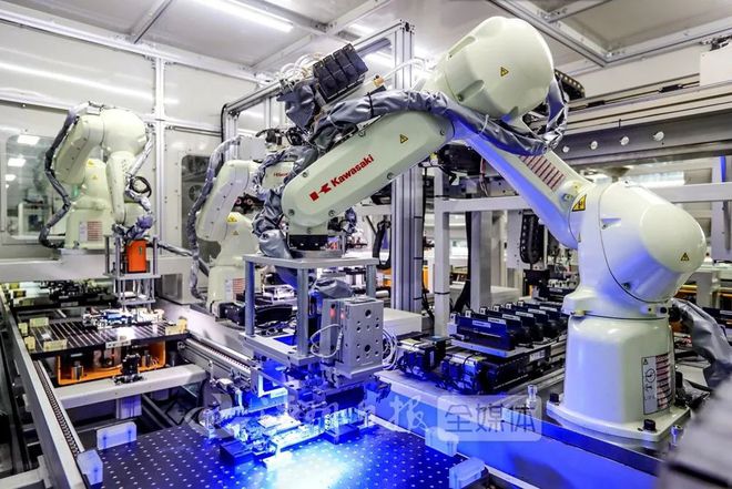 满屏科技感丨1小时造出120台电脑，“泸州造”计算机系统服务惊艳亮相